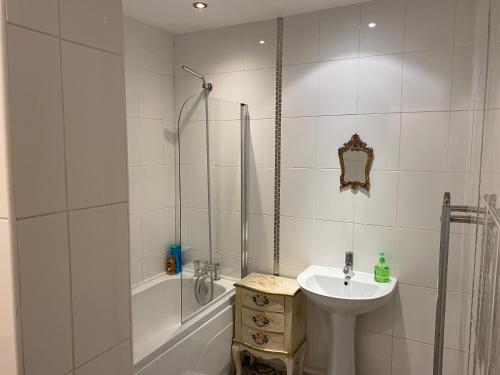 Quirky town centre apartment with river terrace in Macclesfield Központ Quirky town centre apartment with river terrace in Macclesfield Központ