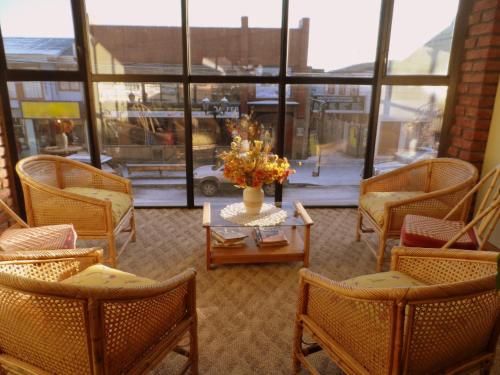 Közös társalgó / TV, Lady Florence Dixie in Puerto Natales Közös társalgó / TV, Lady Florence Dixie in Puerto Natales