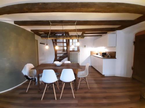 Dotări, Historischer Adelshof am Marktplatz, Atelier 70 m² in Weinheim Dotări, Historischer Adelshof am Marktplatz, Atelier 70 m² in Weinheim