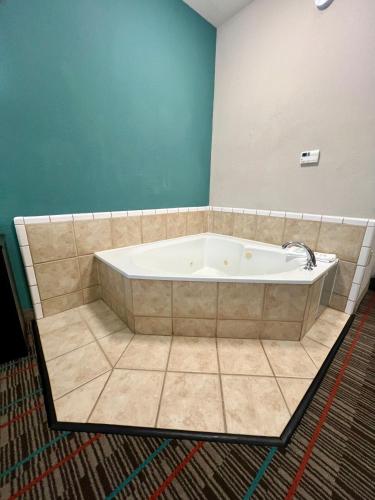 Quality Inn & Suites Near University in Beverly Hills Quality Inn & Suites Near University in Beverly Hills