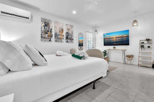 Downtown studio with smart tvs