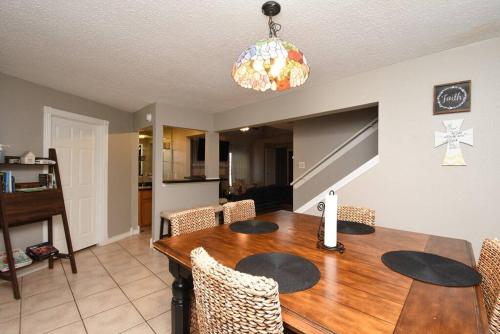 Charming Home Near IAH, Minutes from Malls in Atascocita Charming Home Near IAH, Minutes from Malls in Atascocita