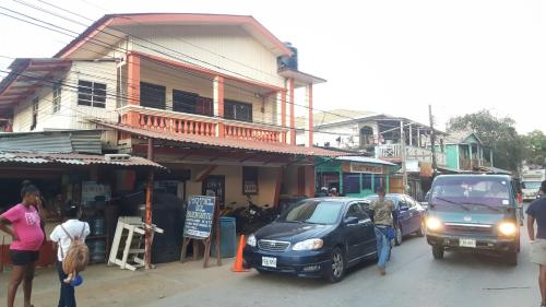 Hotel Gusto Bueno in Pulau Roatan Hotel Gusto Bueno in Pulau Roatan