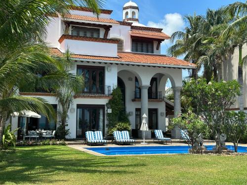 6BR Exclusive Beachfront Retreat by Solmar Rentals