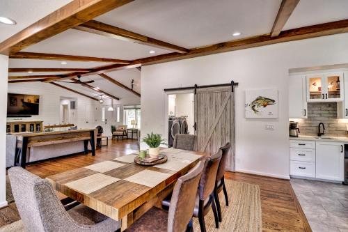 Cotter Home with Direct Access to White River! in 科特 (AR) Cotter Home with Direct Access to White River! in 科特 (AR)