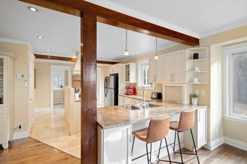 *NEW* Stunning Waterfront Bright Chalet with Spa in Chertsey (QC) *NEW* Stunning Waterfront Bright Chalet with Spa in Chertsey (QC)