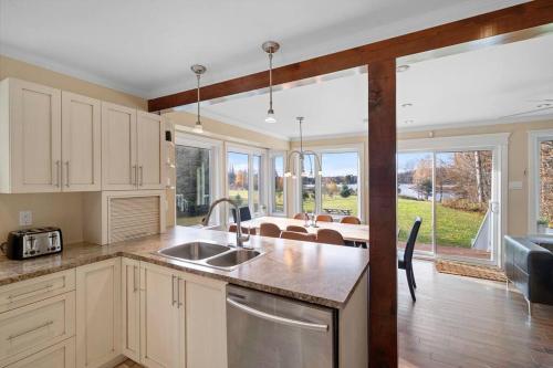 *NEW* Stunning Waterfront Bright Chalet with Spa in Chertsey (QC) *NEW* Stunning Waterfront Bright Chalet with Spa in Chertsey (QC)