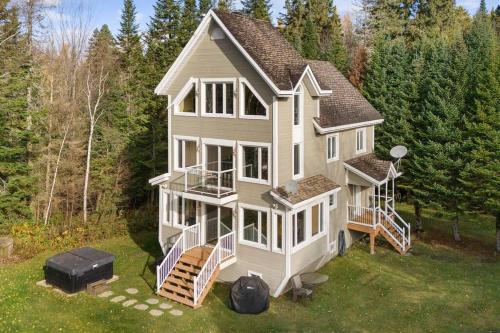 *NEW* Stunning Waterfront Bright Chalet with Spa in Chertsey (QC) *NEW* Stunning Waterfront Bright Chalet with Spa in Chertsey (QC)