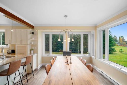 *NEW* Stunning Waterfront Bright Chalet with Spa in Chertsey (QC) *NEW* Stunning Waterfront Bright Chalet with Spa in Chertsey (QC)