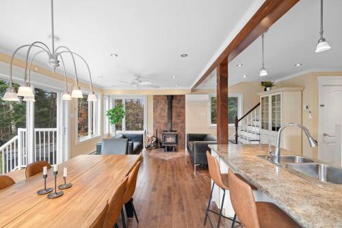 *NEW* Stunning Waterfront Bright Chalet with Spa in Chertsey (QC) *NEW* Stunning Waterfront Bright Chalet with Spa in Chertsey (QC)