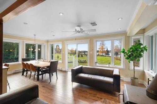 *NEW* Stunning Waterfront Bright Chalet with Spa in Chertsey (QC) *NEW* Stunning Waterfront Bright Chalet with Spa in Chertsey (QC)