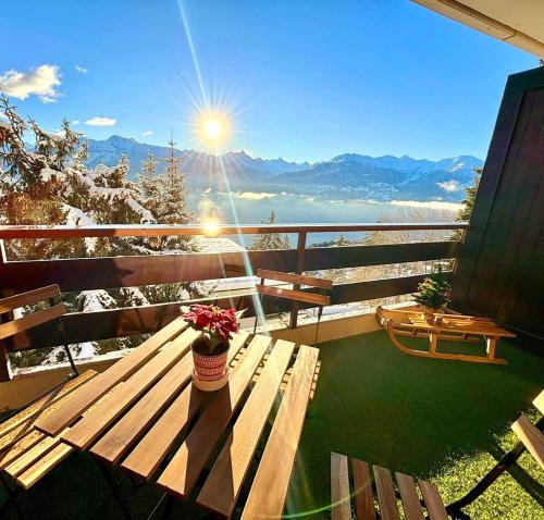 Balkon/teras, Vue imprenable sur les Alpes et Parking privé gratuit (Vue imprenable sur les Alpes et Parking prive gratuit) in Crans Montana Balkon/teras, Vue imprenable sur les Alpes et Parking privé gratuit (Vue imprenable sur les Alpes et Parking prive gratuit) in Crans Montana