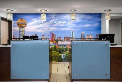 Lobby, La Quinta Inn & Suites by Wyndham Knoxville Airport in Alcoa (TN) Lobby, La Quinta Inn & Suites by Wyndham Knoxville Airport in Alcoa (TN)