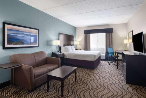 La Quinta Inn & Suites by Wyndham Knoxville Airport in Alcoa (TN) La Quinta Inn & Suites by Wyndham Knoxville Airport in Alcoa (TN)