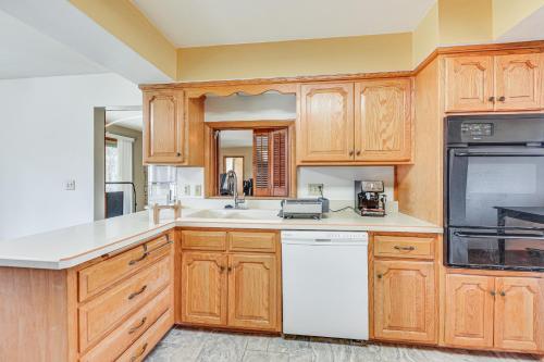 Convenient Racine Home 4 Mi to Lake Michigan! in 威斯康星州拉辛 (WI) Convenient Racine Home 4 Mi to Lake Michigan! in 威斯康星州拉辛 (WI)