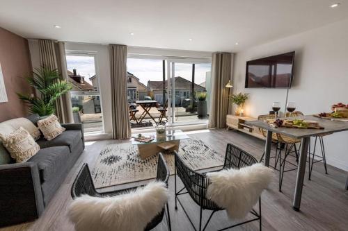 Balcony/terrace, BOURNECOAST - Stylish Flat with BALCONY - SEA GLIMPSES - 10 MIN WALK TO BEACH - PARKING - WIFI - FM8 in East Southbourne and Tuckton Balcony/terrace, BOURNECOAST - Stylish Flat with BALCONY - SEA GLIMPSES - 10 MIN WALK TO BEACH - PARKING - WIFI - FM8 in East Southbourne and Tuckton