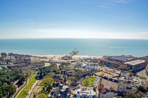 Beach, BOURNECOAST - Stylish Flat with BALCONY - SEA GLIMPSES - 10 MIN WALK TO BEACH - PARKING - WIFI - FM8 in East Southbourne and Tuckton Beach, BOURNECOAST - Stylish Flat with BALCONY - SEA GLIMPSES - 10 MIN WALK TO BEACH - PARKING - WIFI - FM8 in East Southbourne and Tuckton