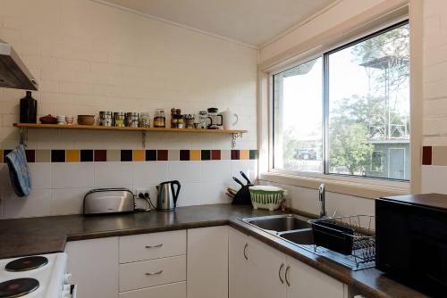 Kitchen, Corowa Oakleigh Hideaway in Corowa Kitchen, Corowa Oakleigh Hideaway in Corowa