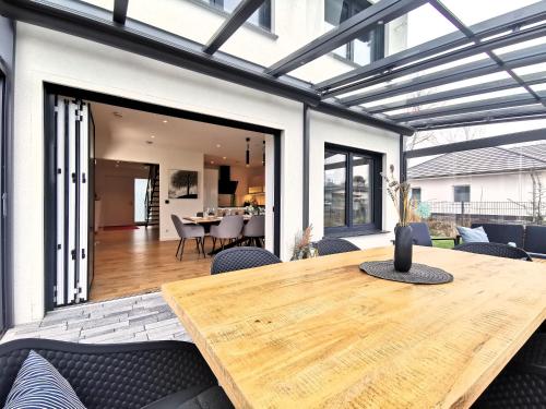 Kert, BohnApartments Luxury City-Villa Hauptstadtblick-WLAN-Garten-Parkplätze (BohnApartments Luxury Villa Berlin - 210qm - Wintergarten - Kamin - 4 kostenlose Parkplatze - 6 Schl) in Birkenwerder Kert, BohnApartments Luxury City-Villa Hauptstadtblick-WLAN-Garten-Parkplätze (BohnApartments Luxury Villa Berlin - 210qm - Wintergarten - Kamin - 4 kostenlose Parkplatze - 6 Schl) in Birkenwerder