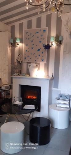 Maison et terrasse dans le jardin du Chateau de Gaillard in Montolivet Maison et terrasse dans le jardin du Chateau de Gaillard in Montolivet