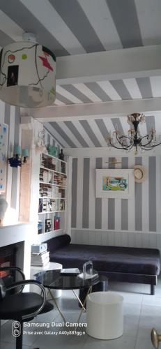 Maison et terrasse dans le jardin du Chateau de Gaillard in Montolivet Maison et terrasse dans le jardin du Chateau de Gaillard in Montolivet