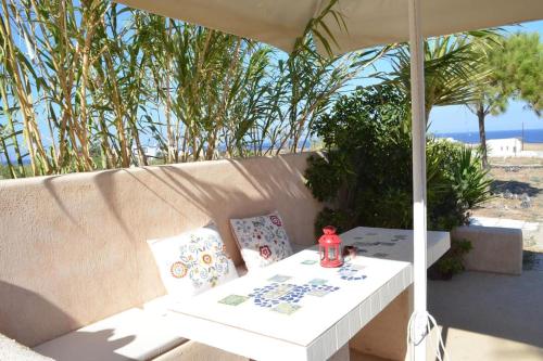 شرفة/ تراس, Absolute peace north villa by the volcanic slopes in Panagia Kalou شرفة/ تراس, Absolute peace north villa by the volcanic slopes in Panagia Kalou