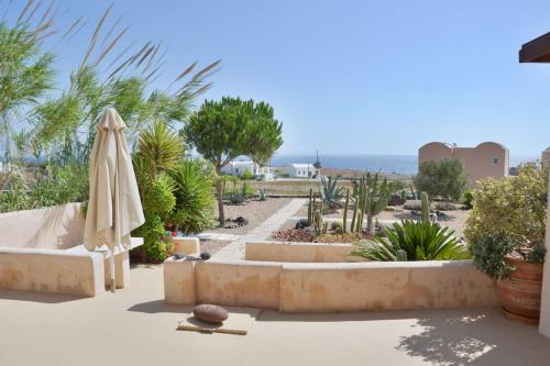 شرفة/ تراس, Absolute peace north villa by the volcanic slopes in Panagia Kalou شرفة/ تراس, Absolute peace north villa by the volcanic slopes in Panagia Kalou