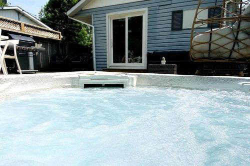 Little Blue Oasis in Owen Sound (ON) Little Blue Oasis in Owen Sound (ON)