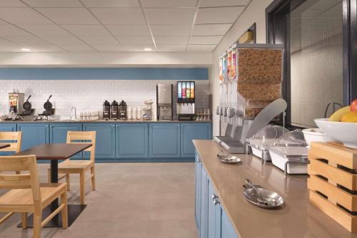 Еда и напитки, Country Inn & Suites by Radisson, Pella, IA in Пелла (Айова ) Еда и напитки, Country Inn & Suites by Radisson, Pella, IA in Пелла (Айова )