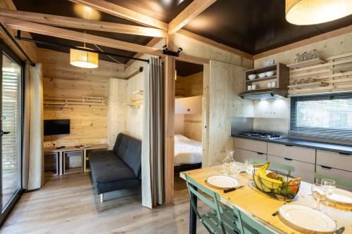 Kitchen, Camping de Paris in Bois de Boulogne Kitchen, Camping de Paris in Bois de Boulogne