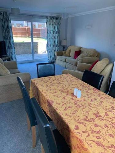 Three double bedrooms detached house, 5 minutes walk to the beach and with private parking, perfect in Lake South Three double bedrooms detached house, 5 minutes walk to the beach and with private parking, perfect in Lake South