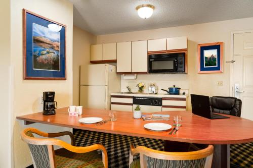 Kitchen, MCM Elegante Suites in Colorado Springs (CO) Kitchen, MCM Elegante Suites in Colorado Springs (CO)