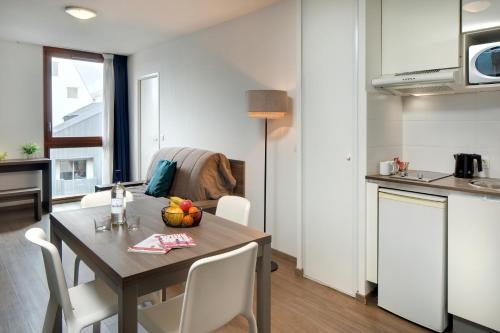 Kitchen, Teneo Apparthotel Bordeaux Maritime in Bacalan Kitchen, Teneo Apparthotel Bordeaux Maritime in Bacalan