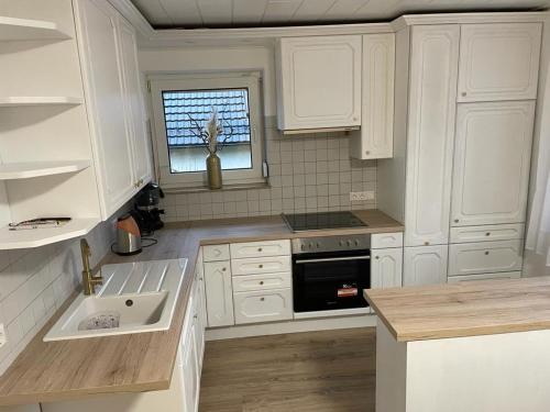 Konyha, Ferienwohnung Weinbergglück Appartement 1 mit Terrasse (Ferienwohnung Weinberggluck Appartement 1 mit Terrasse) in Lauda-Königshofen Konyha, Ferienwohnung Weinbergglück Appartement 1 mit Terrasse (Ferienwohnung Weinberggluck Appartement 1 mit Terrasse) in Lauda-Königshofen
