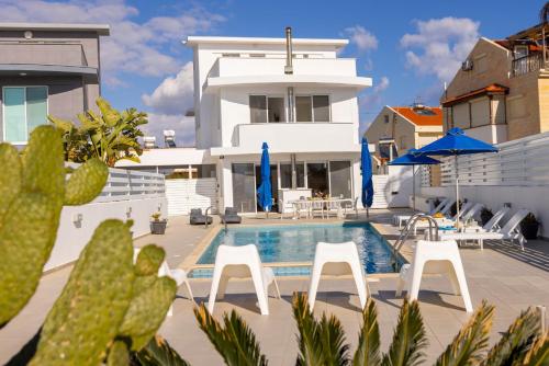 مسبح, Faros Seaside Villa Larnaca in بيريفوليا مسبح, Faros Seaside Villa Larnaca in بيريفوليا