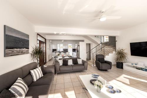 Faros Seaside Villa Larnaca in بيريفوليا Faros Seaside Villa Larnaca in بيريفوليا