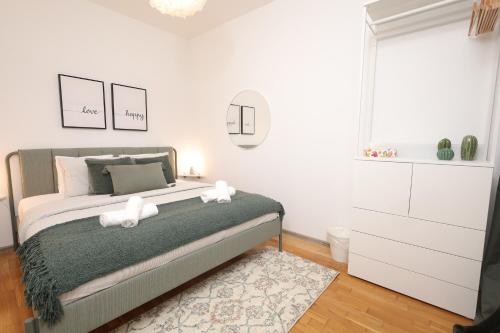 Emerald holiday home with patio