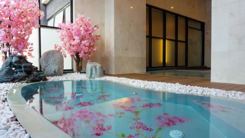 Swimming pool, The Yanné, Onsen Hotel in Genting SkyWorlds Theme Park Swimming pool, The Yanné, Onsen Hotel in Genting SkyWorlds Theme Park