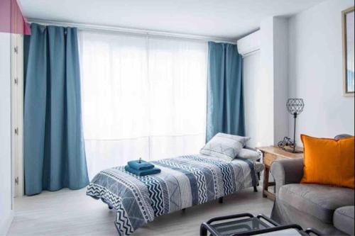 Junto a Calle Betis y Plaza de Cuba