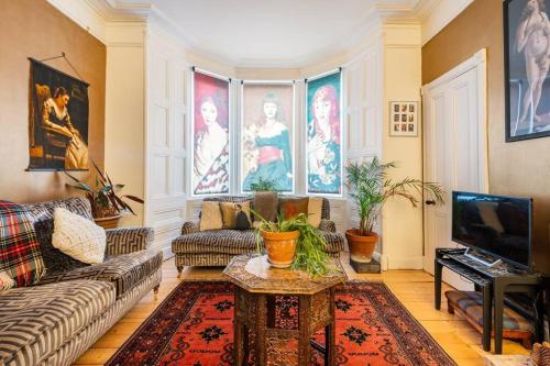 Holyrood Park: Lush & Arty 2 Double Bed Flat in Duddingston Holyrood Park: Lush & Arty 2 Double Bed Flat in Duddingston