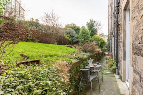 Holyrood Park: Lush & Arty 2 Double Bed Flat in Duddingston Holyrood Park: Lush & Arty 2 Double Bed Flat in Duddingston