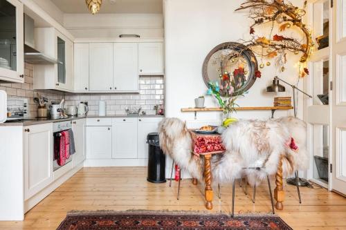 Holyrood Park: Lush & Arty 2 Double Bed Flat in Duddingston Holyrood Park: Lush & Arty 2 Double Bed Flat in Duddingston
