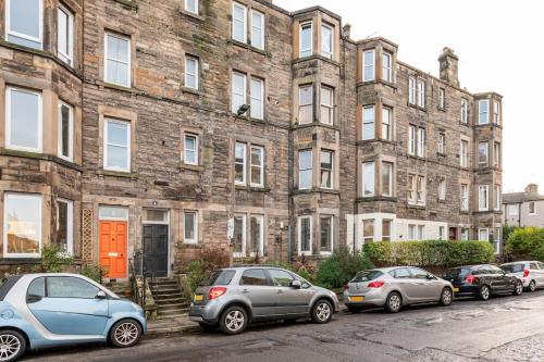 Holyrood Park: Lush & Arty 2 Double Bed Flat in Duddingston Holyrood Park: Lush & Arty 2 Double Bed Flat in Duddingston
