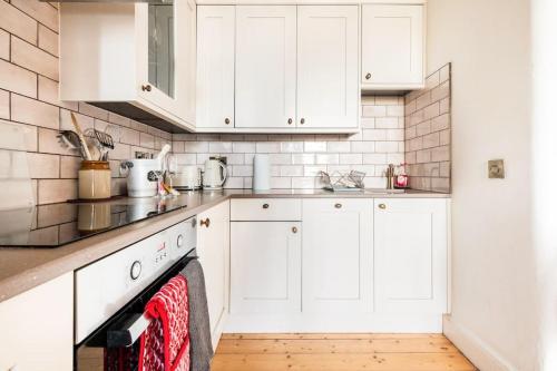 Holyrood Park: Lush & Arty 2 Double Bed Flat in Duddingston Holyrood Park: Lush & Arty 2 Double Bed Flat in Duddingston