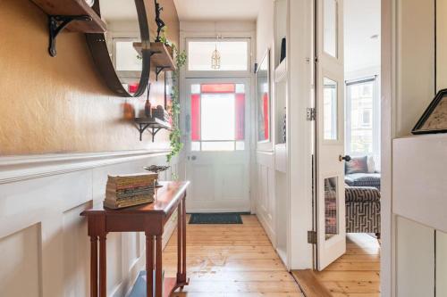 Holyrood Park: Lush & Arty 2 Double Bed Flat in Duddingston Holyrood Park: Lush & Arty 2 Double Bed Flat in Duddingston