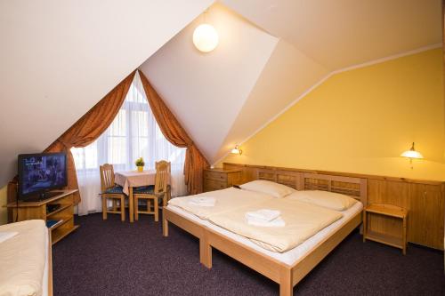 Hotel Helena in โรคีท์นิซ นาด จิเซรู Hotel Helena in โรคีท์นิซ นาด จิเซรู