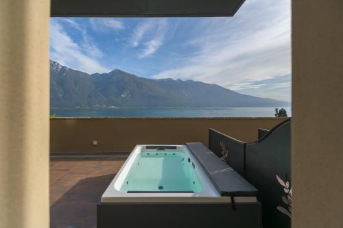 Kolam air panas, Hotel Villa Dirce in Limone sul Garda Kolam air panas, Hotel Villa Dirce in Limone sul Garda