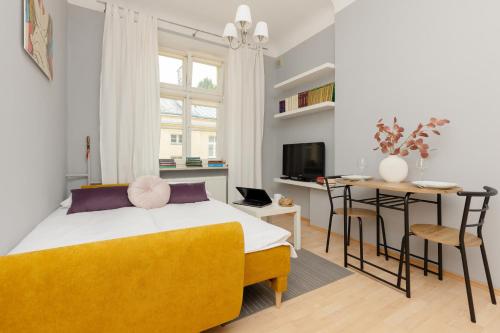 Sunny Studio Lwowska Street Metro by Noclegi Renters