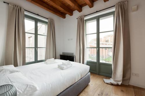 Modern apartment in Milan with balcony