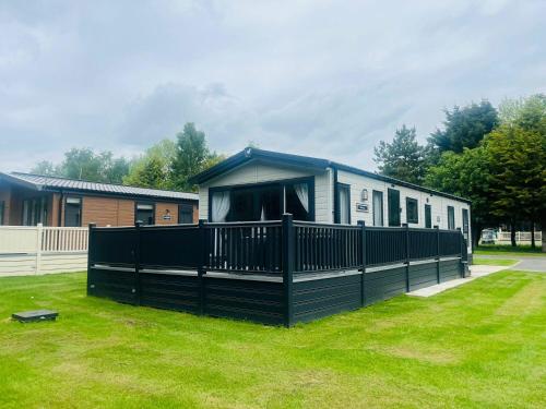 Country Cabin with Hot Tub
